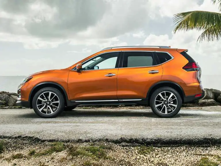 Nissan Rogue 2017 naranja desde el lado del conductor
