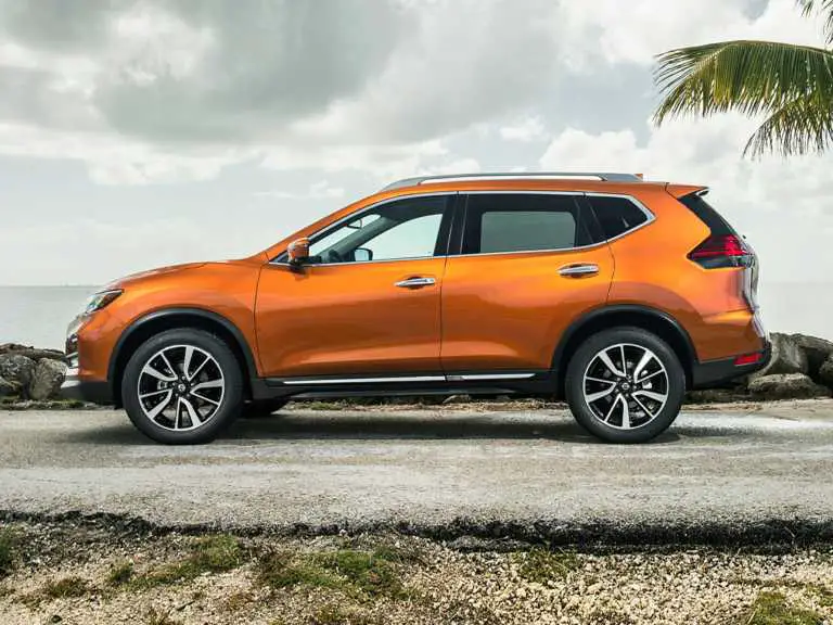 Nissan Rogue 2020 naranja desde el lado del conductor