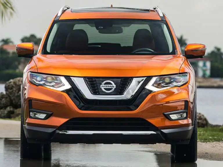 Nissan Rogue 2020 naranja desde la parte delantera
