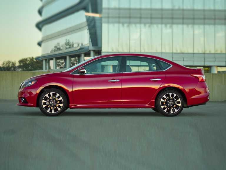 Nissan Sentra 2017 rojo desde el lado del conductor