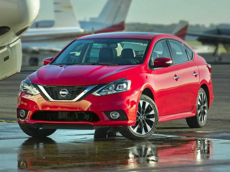 Nissan Sentra 2019 rojo desde el lado del conductor delantero