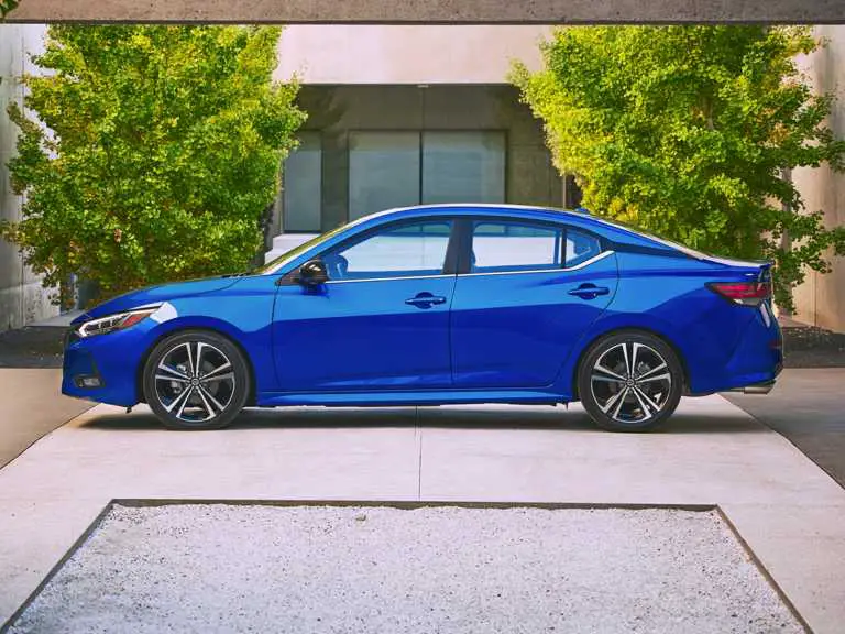 Nissan Sentra 2020 azul desde el lado del conductor