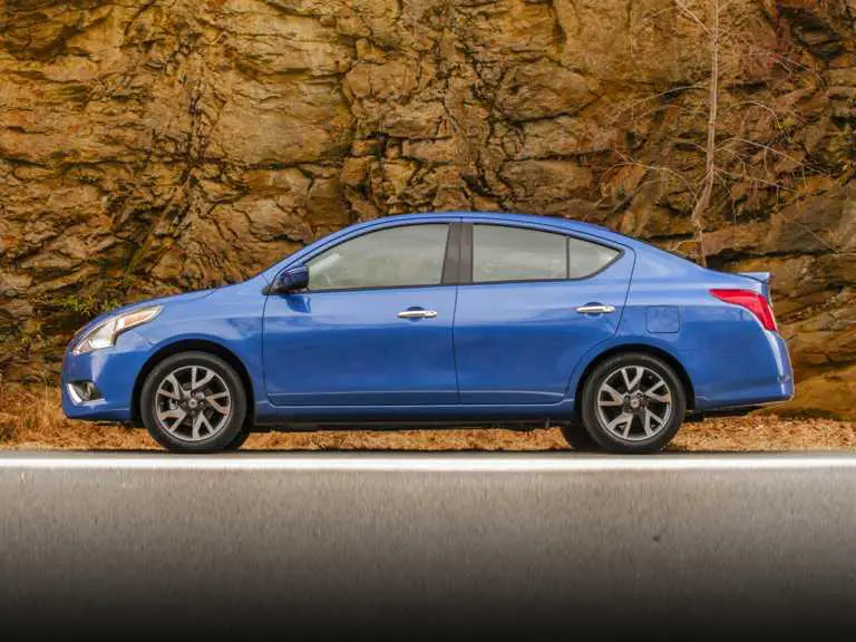 Nissan Versa 2017 azul desde el lado del conductor
