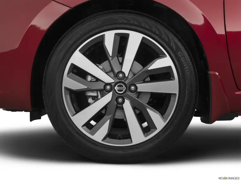 Primer plano de la llanta roja 2020 Nissan Versa