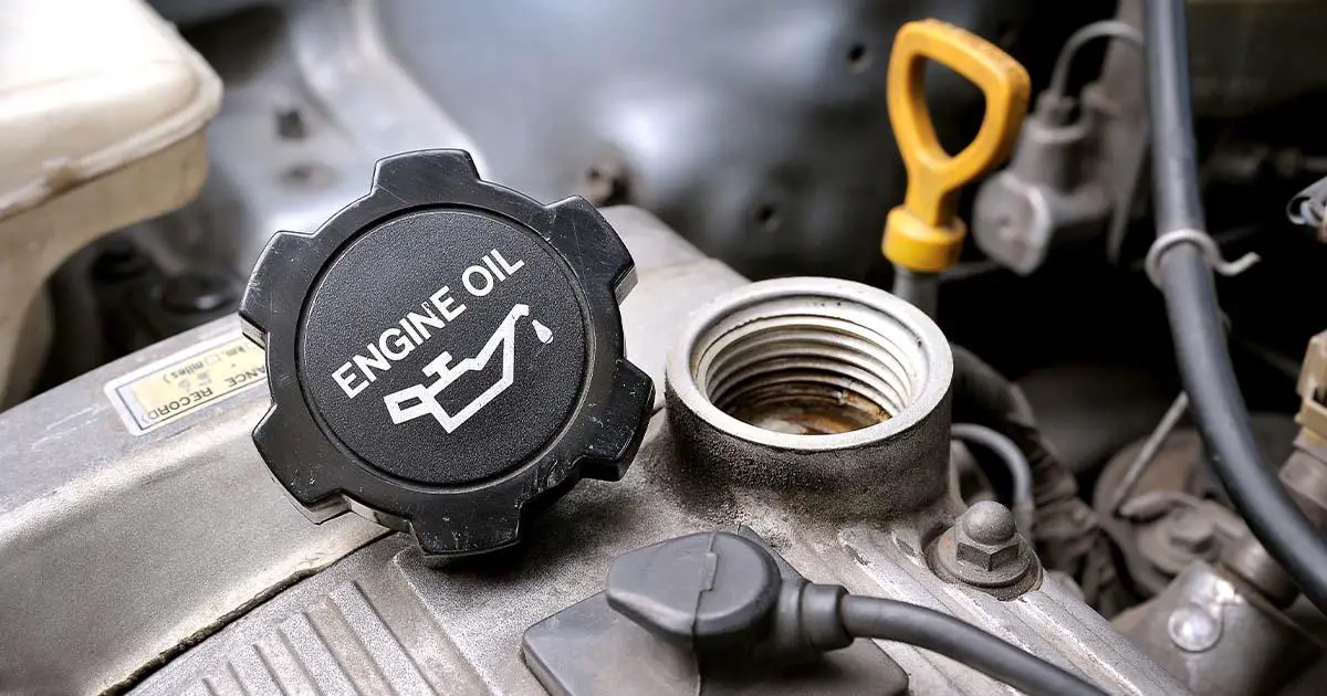 ¿Debo revisar el aceite cuando el motor está caliente o frío?