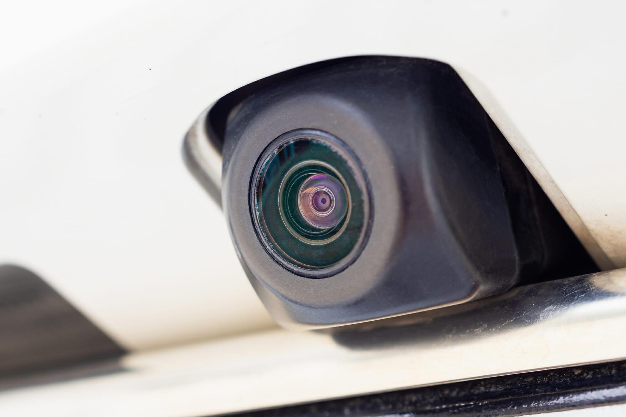 Primer plano de la cámara de visión trasera del coche