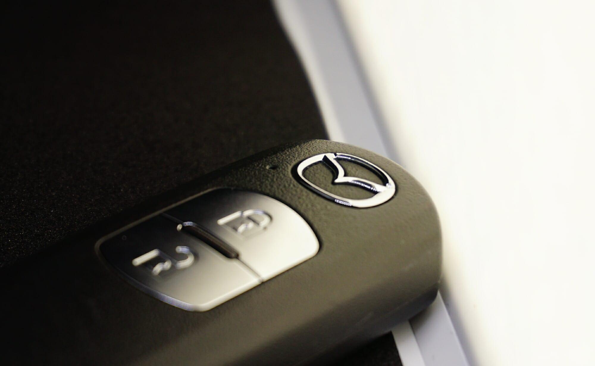Primer plano de la llave de Mazda