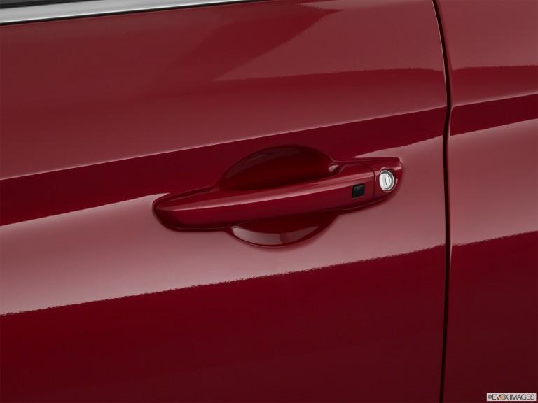 Primer plano de la manija de la puerta Hyundai Elantra 2020 rojo