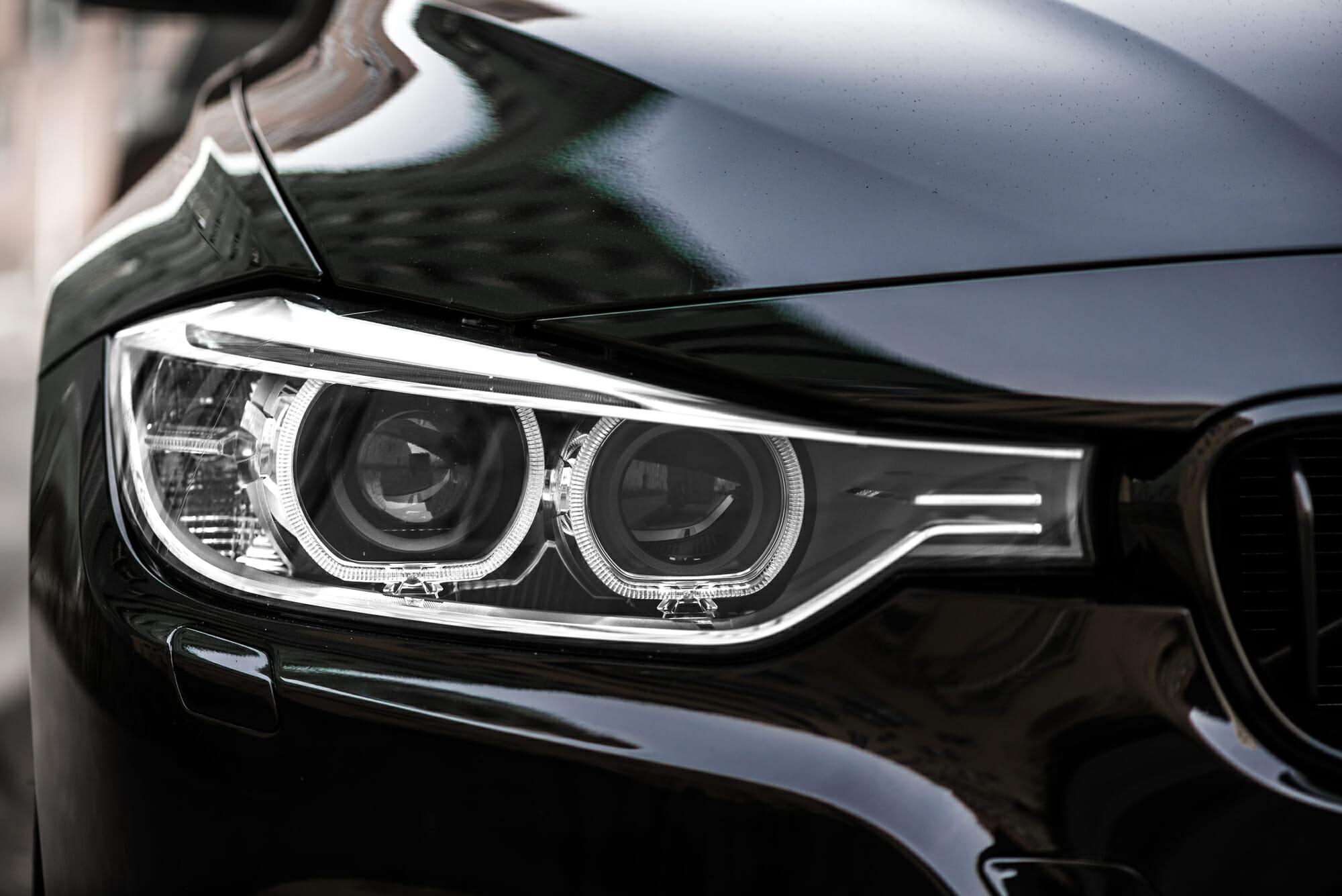 Primer plano de los faros del coche