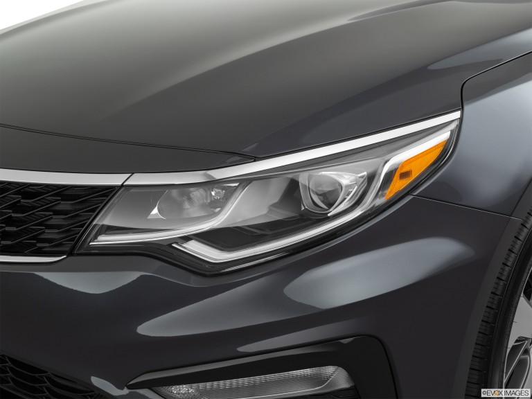 Primer plano de los faros delanteros del Kia Optima LX 2020