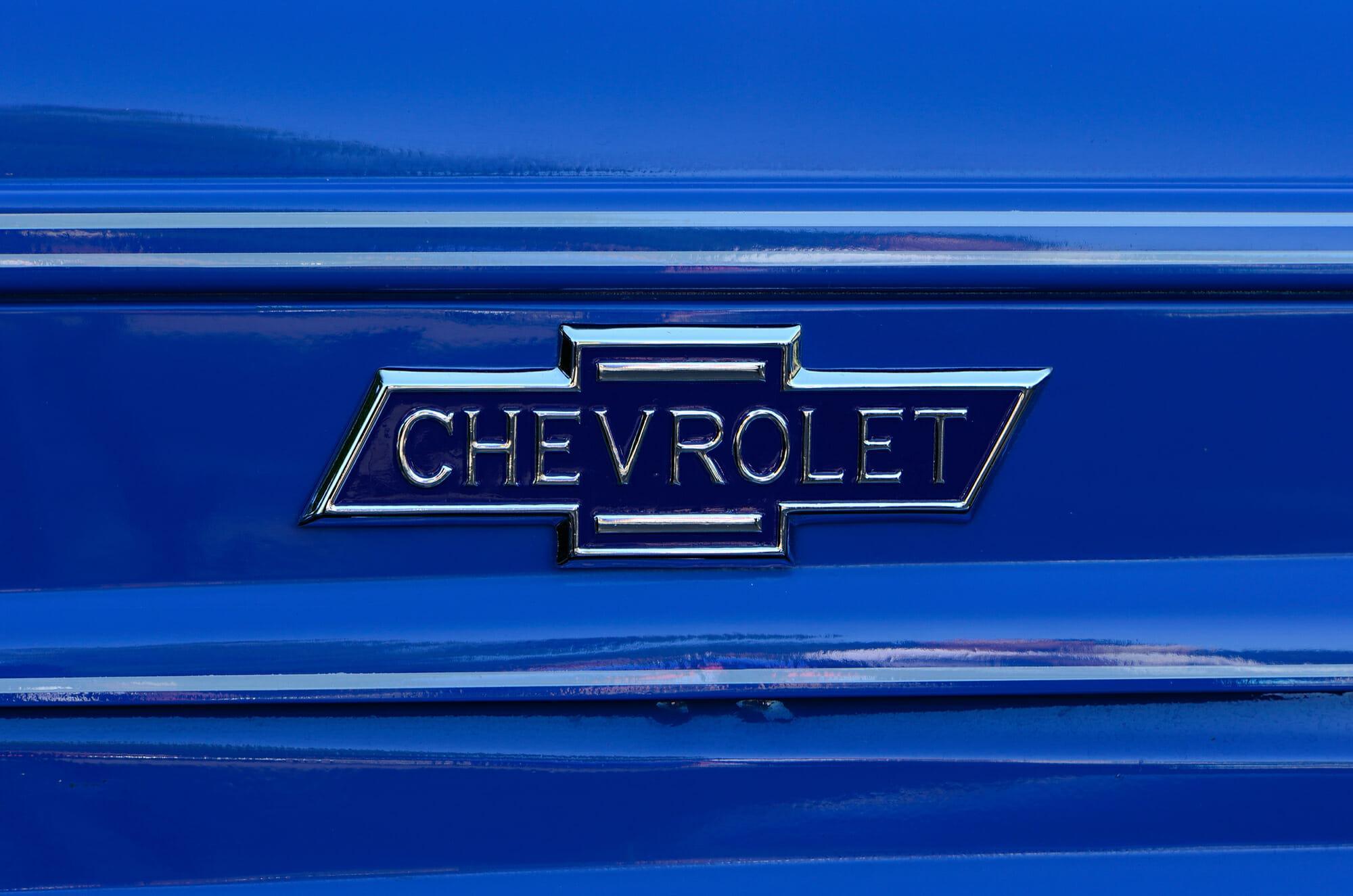 Primer plano del logotipo azul de Chevrolet