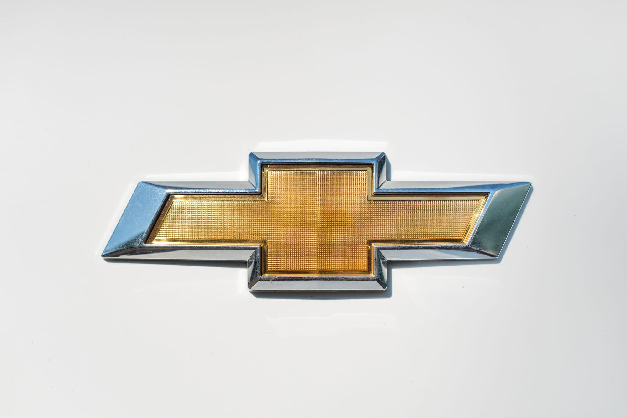 Primer plano del logotipo blanco de Chevrolet