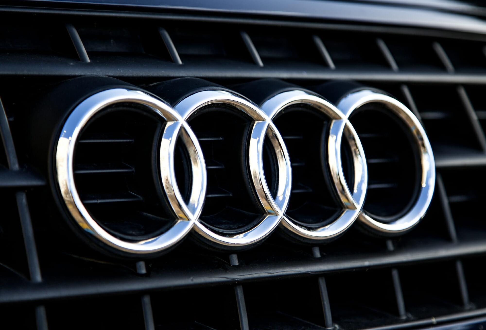 Primer plano del logotipo de Audi