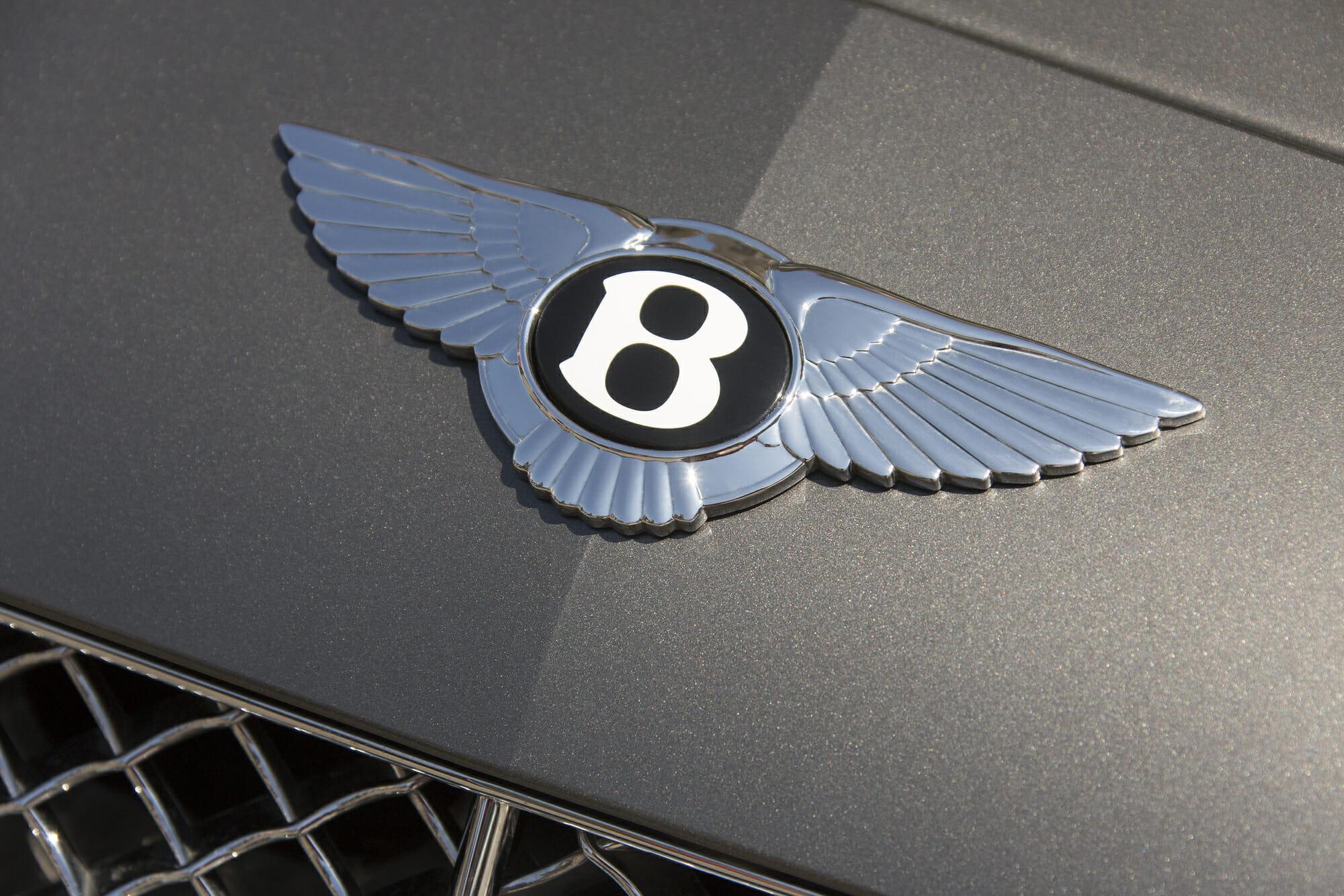 Primer plano del logotipo de Bentley