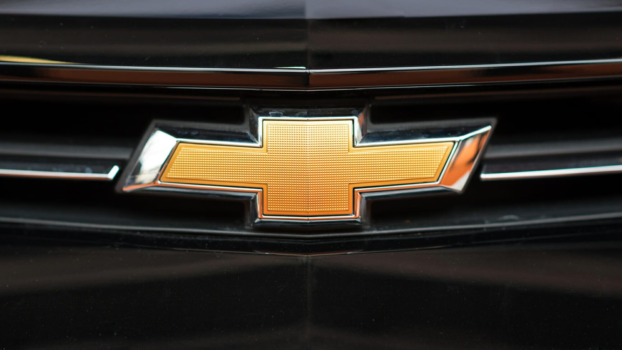 Primer plano del logotipo de Chevy en la parrilla
