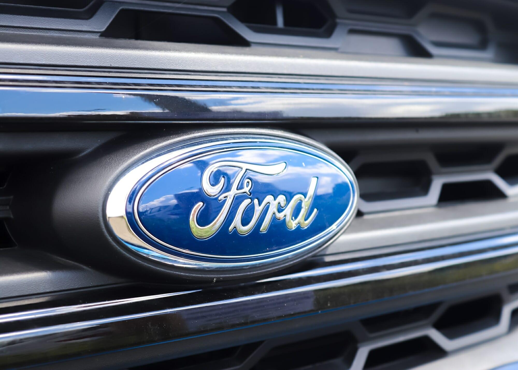 Primer plano del logotipo de Ford