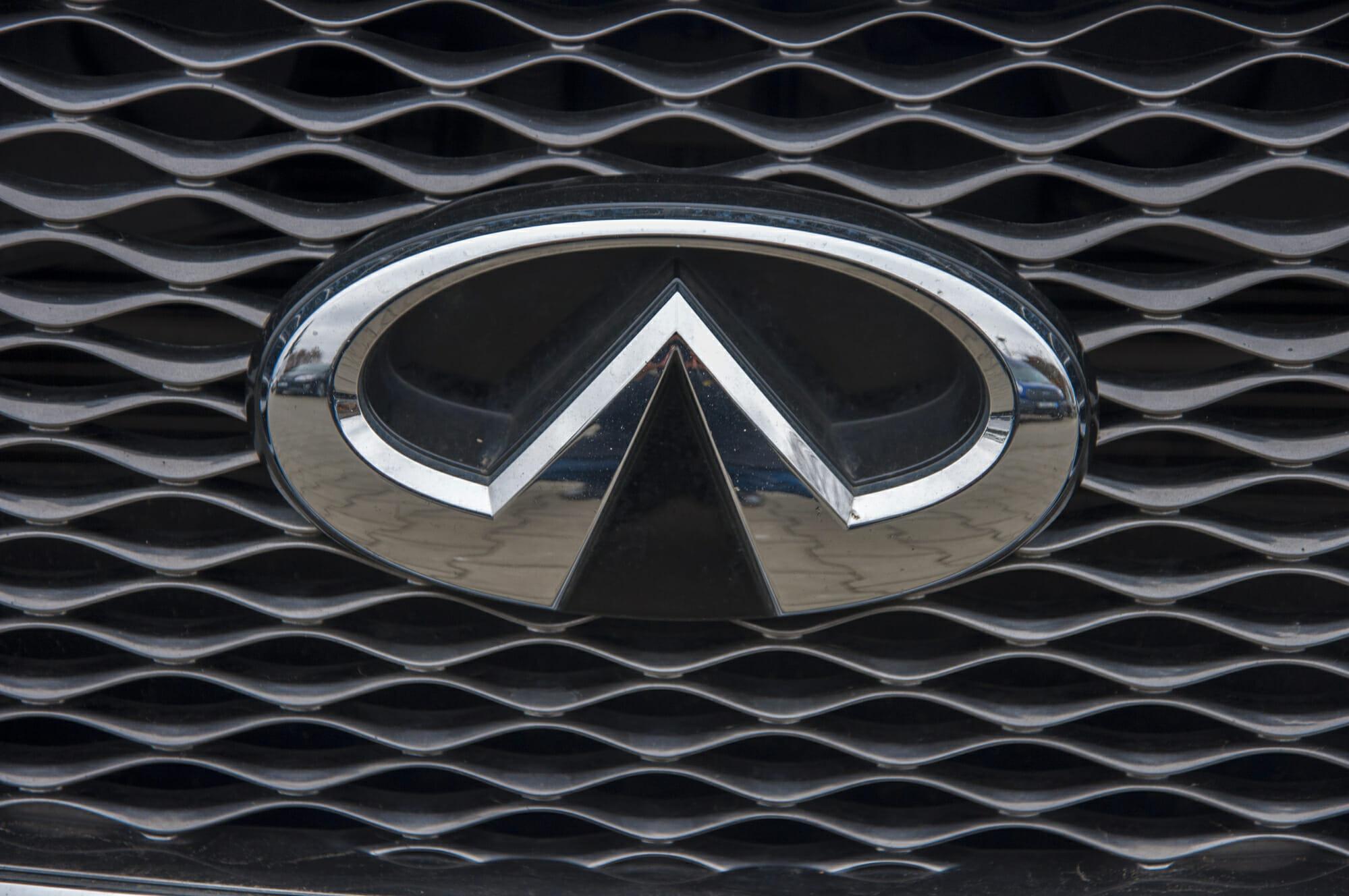 Primer plano del logotipo de Infiniti