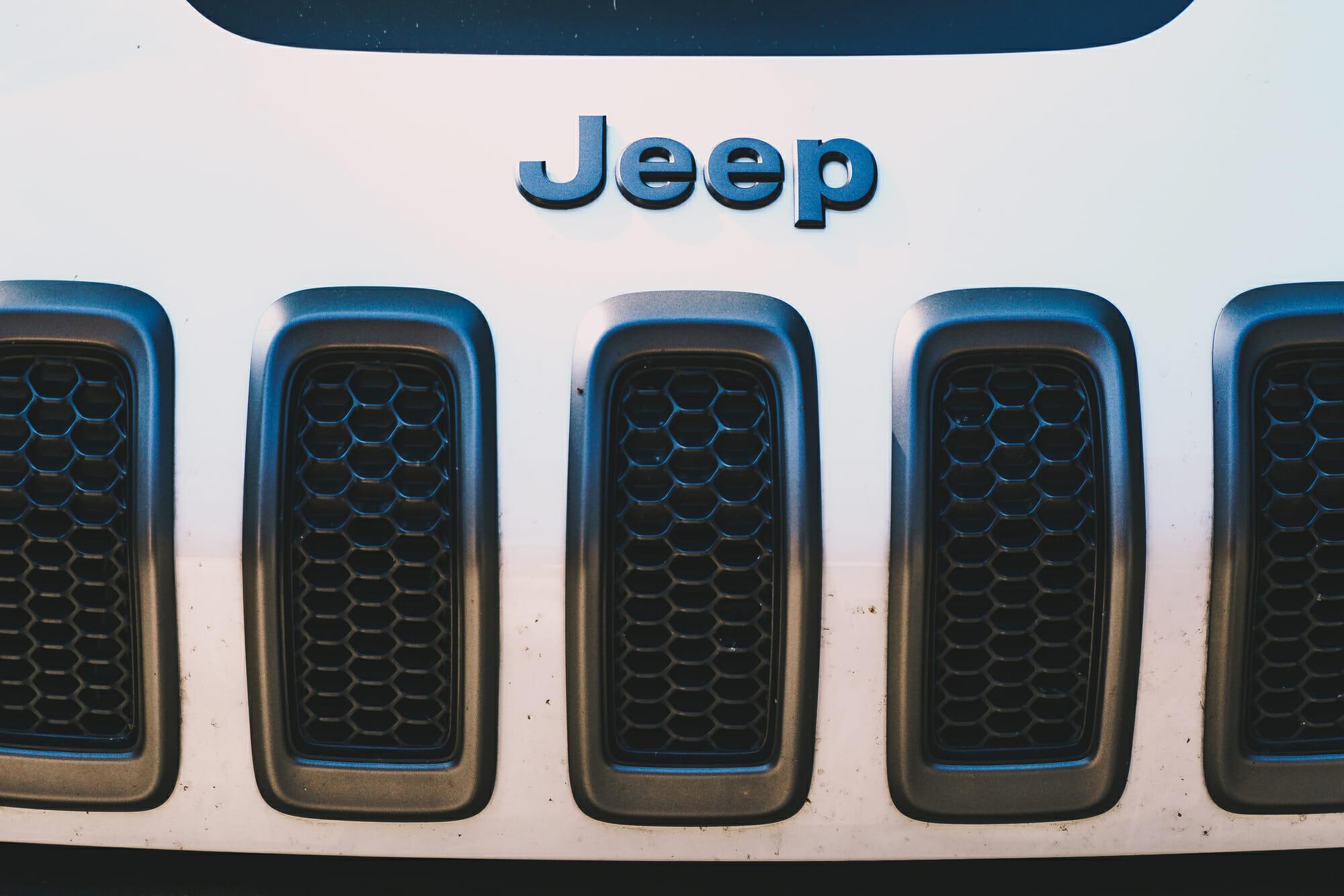 Primer plano del logotipo de Jeep