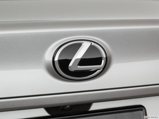 Primer plano del logotipo de Lexus