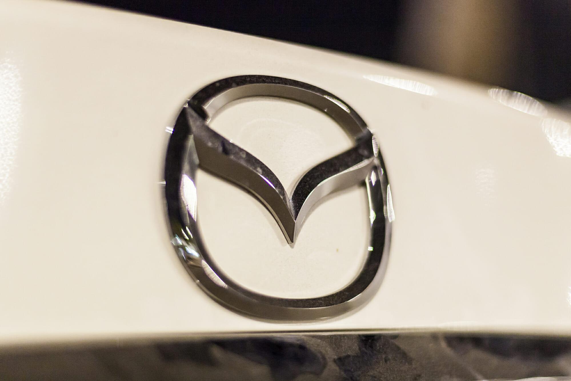 Primer plano del logotipo de Mazda