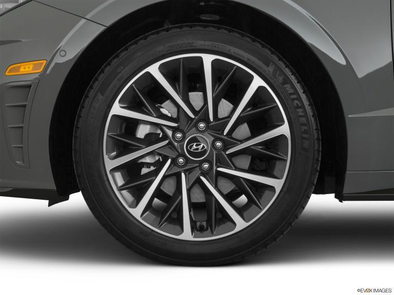 Primer plano del neumático Hyundai Sonata 2020