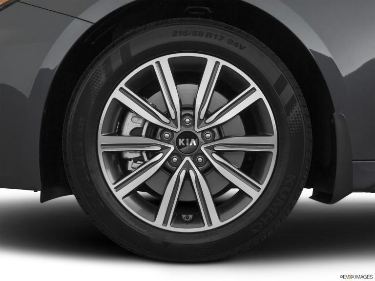 Primer plano del neumático Kia Optima 2020
