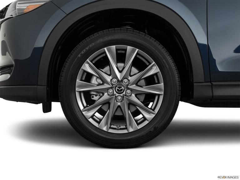 Primer plano del neumático Mazda CX-2020 5