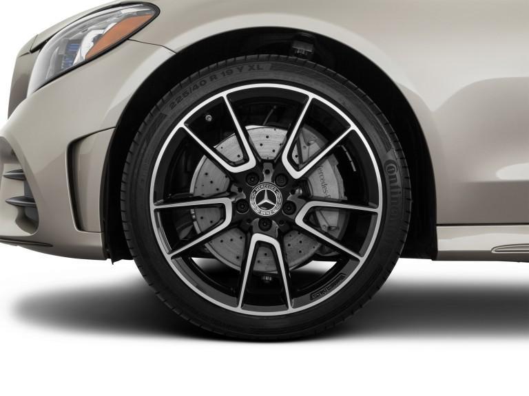Primer plano del neumático Mercedes-Benz Clase C 2020