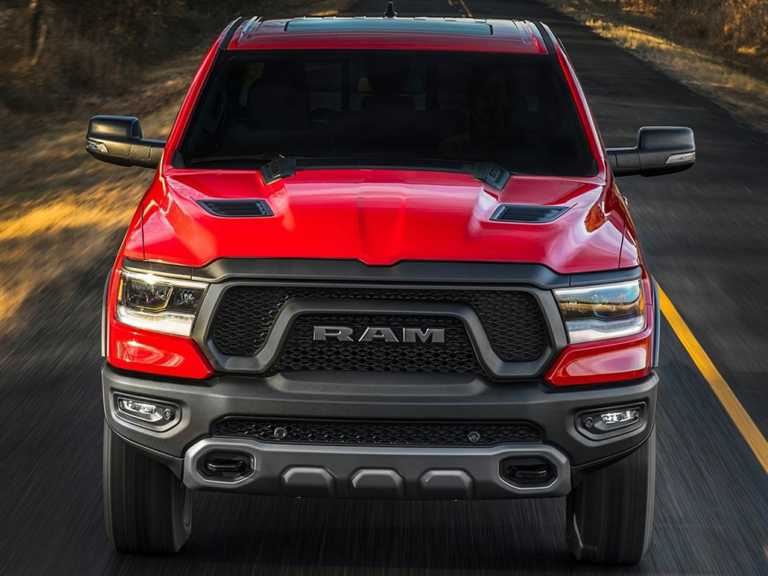 Ram 2019 roja 1500 en movimiento