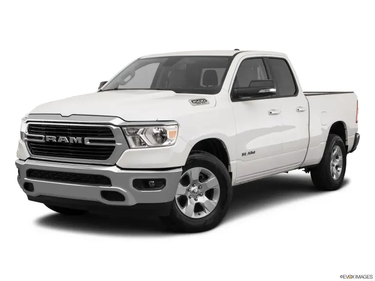 Ram 2020 Big Horn 1500 blanca desde el lado del conductor delantero
