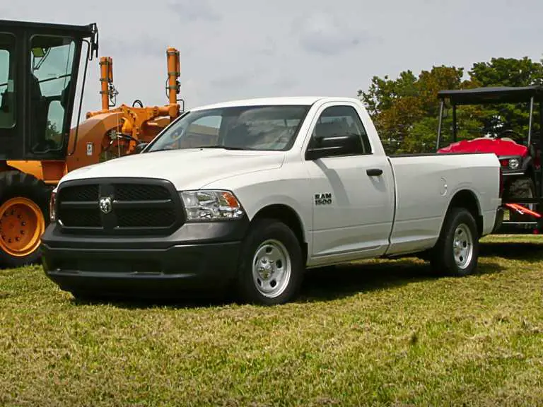 Ram 2017 1500 blanca desde el lado del conductor delantero