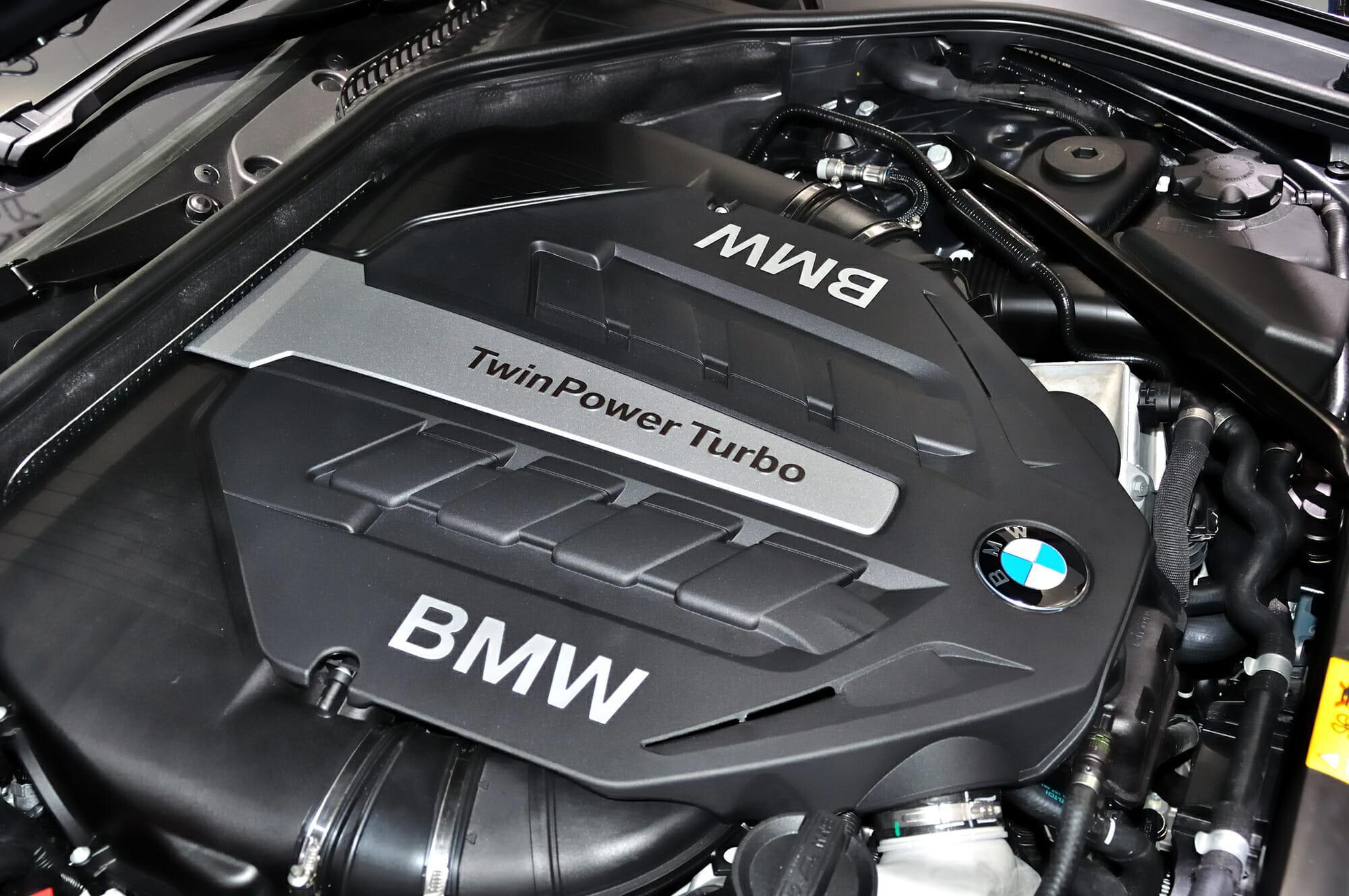 Se muestra el motor BMW debajo del capó del vehículo