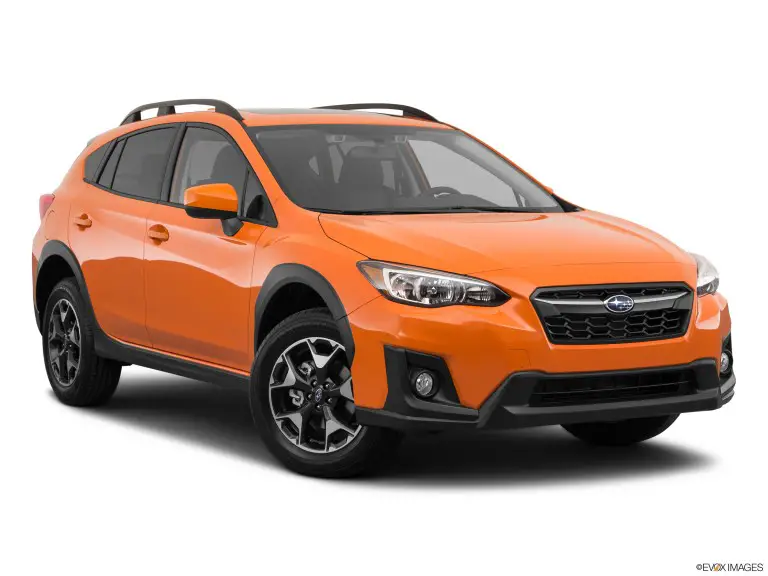 Subaru Crosstrek naranja 2020 con fondo blanco