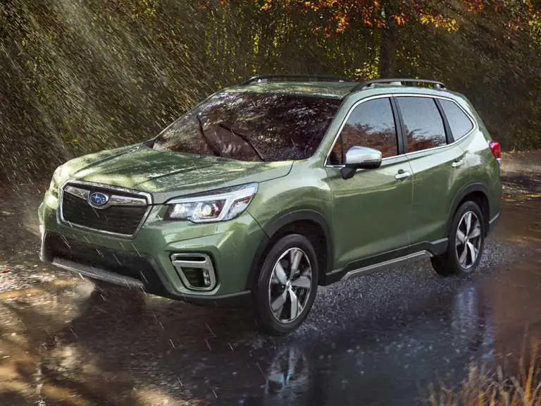 Subaru Forester 2021 verde bajo la lluvia