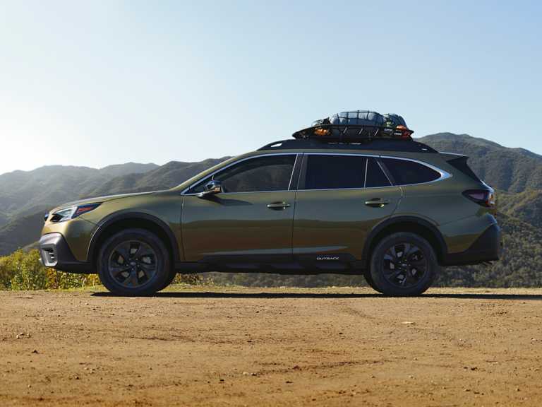 Subaru Outback 2020 verde desde el lado del conductor
