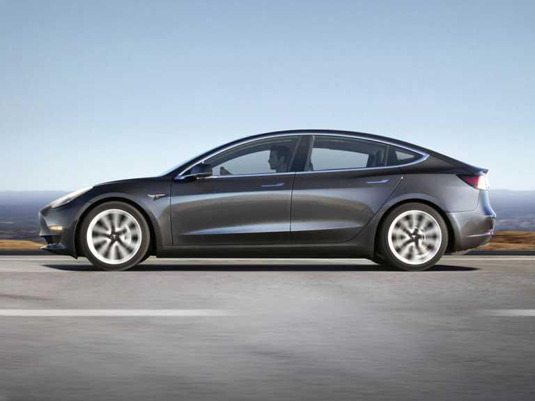 Tesla Model 2021 3 gris en movimiento