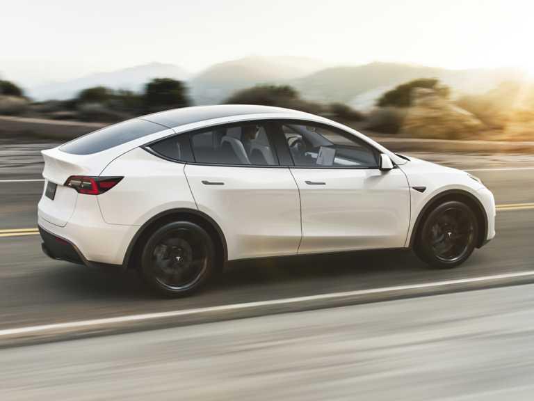 Tesla Model Y blanco en movimiento