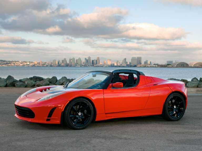 Tesla Roadster 2011 rojo desde el lado del conductor delantero