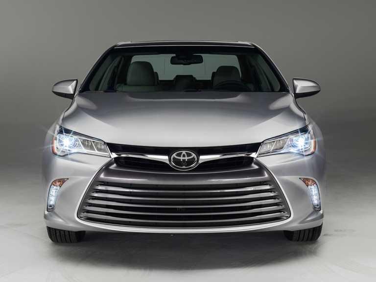 Toyota Camry 2017 plateado desde la parte delantera