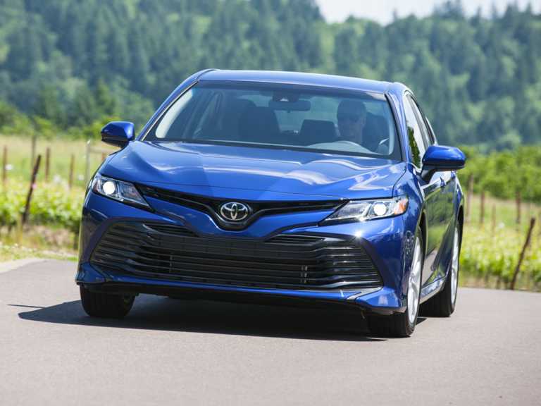 Toyota Corolla 2019 azul conduciendo por el campo 