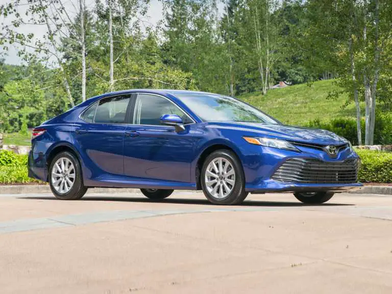 Toyota Camry 2019 azul desde el lado del pasajero delantero