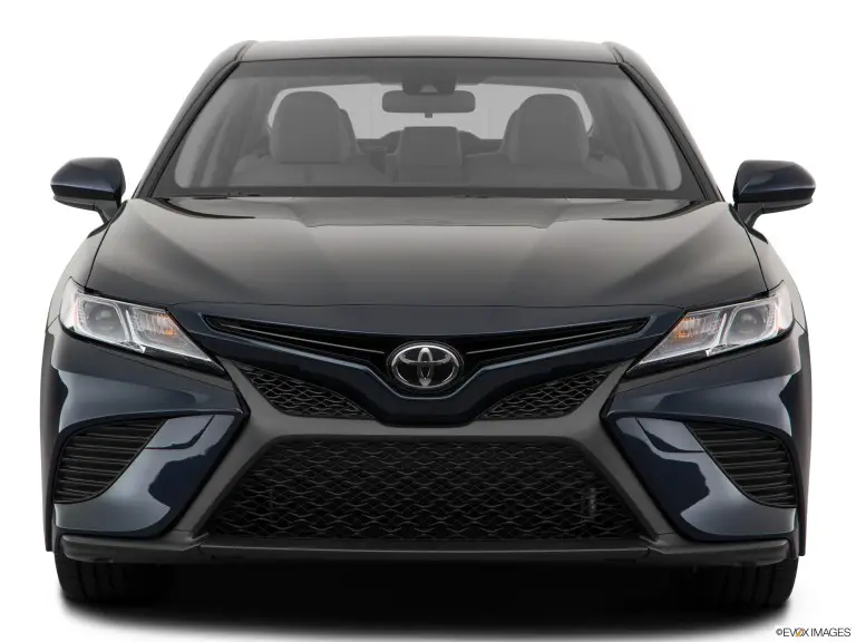 Toyota Camry SE 2020 azul oscuro desde el frente - Historia del vehículo
