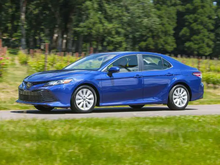 Toyota Camry 2020 azul en movimiento