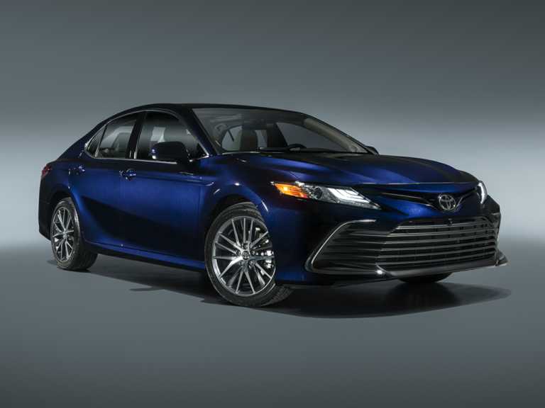 Toyota Camry 2021 azul desde el lado del pasajero delantero