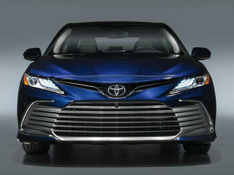 Toyota Camry 2021 azul desde la parte delantera