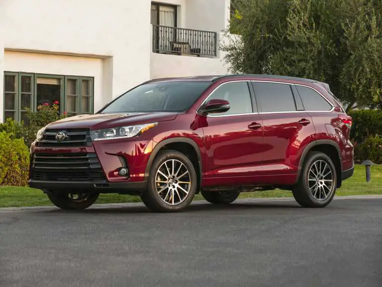 Toyota Highlander 2019 roja desde el lado del conductor delantero