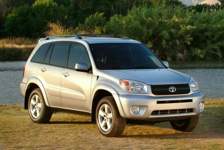 Toyota RAV2004 4 - Foto por Toyota