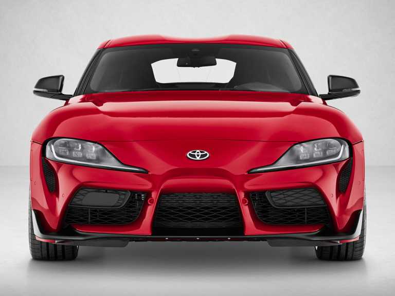 Toyota Supra 2020 rojo desde la parte delantera