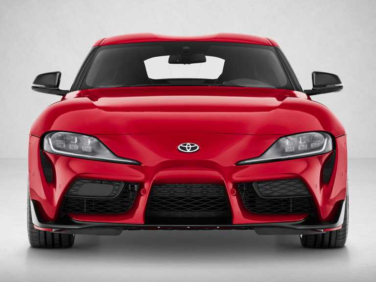 Toyota Supra 2020 rojo desde la parte delantera