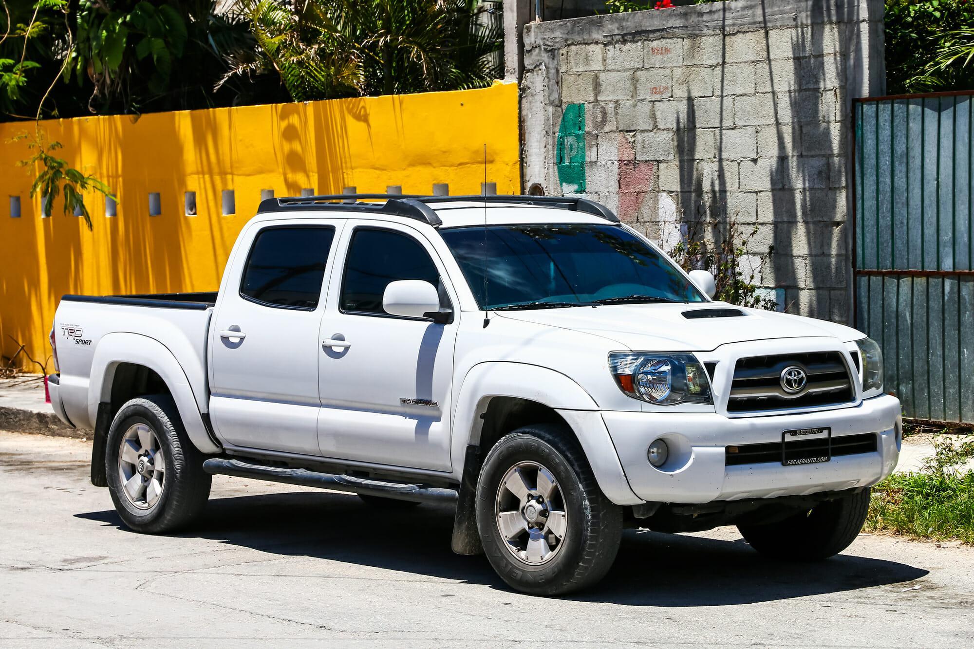 Toyota Tacoma en la calle de la ciudad
